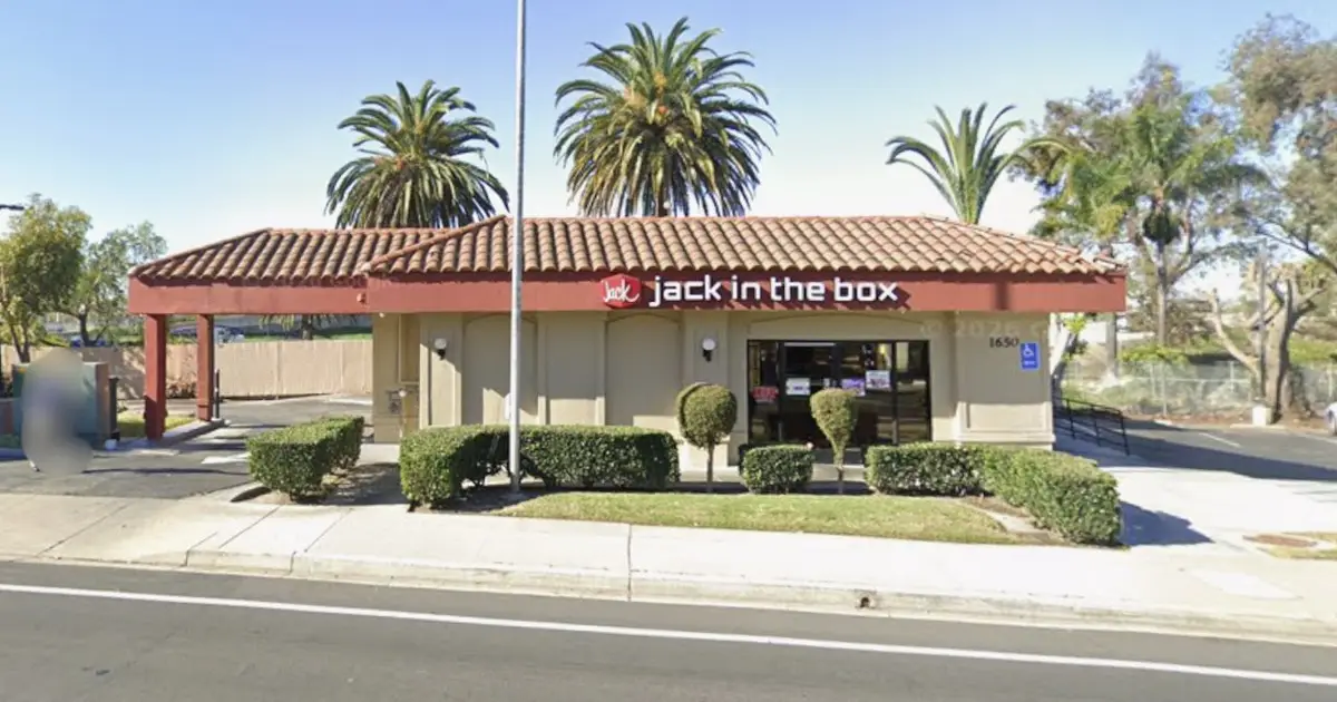 Teens in Mercedes-Benz threatened motorcyclist with assault rifles then went to Jack in the Box: Police