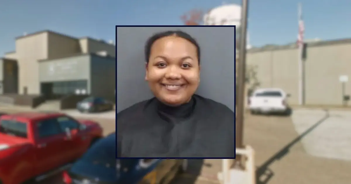 'You going to die': Woman threatened boyfriend with 2 kitchen knives then denied it, but he caught it all on video, police say