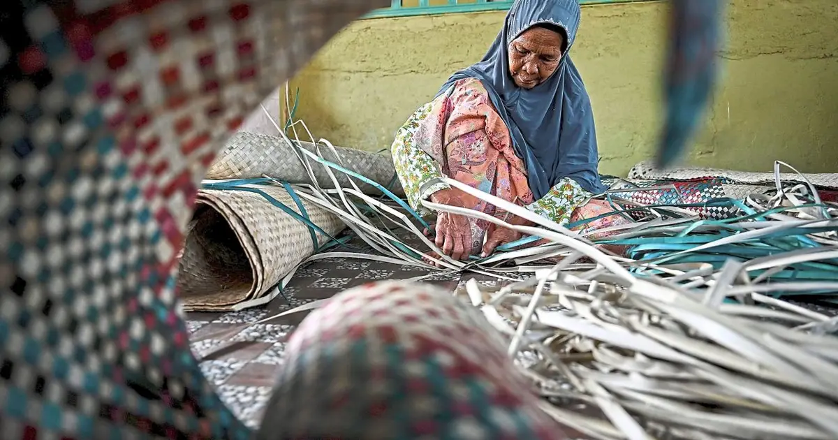 Great - granny deftly keeps alive  mengkuang  heritage