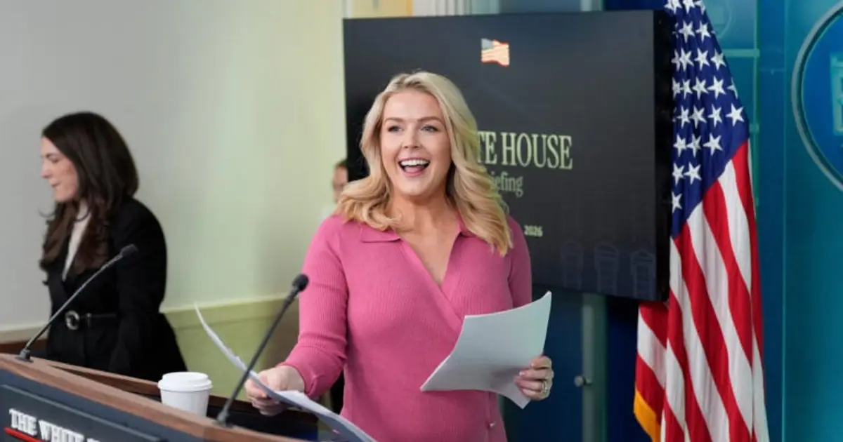 Trump isnt making a Super Bowl pick , but his press secretary isnt staying impartial :  Go Patriots !