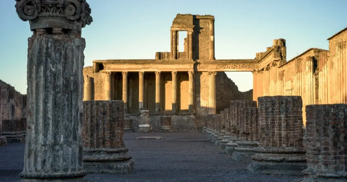 Let Tom Hiddleston be your guide to Pompeii's final day