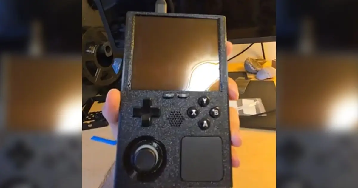 Is it a bird? Is it a plane? No, it's the Steam Boy, a Steam Deck crammed inside a Game Boy-like chassis