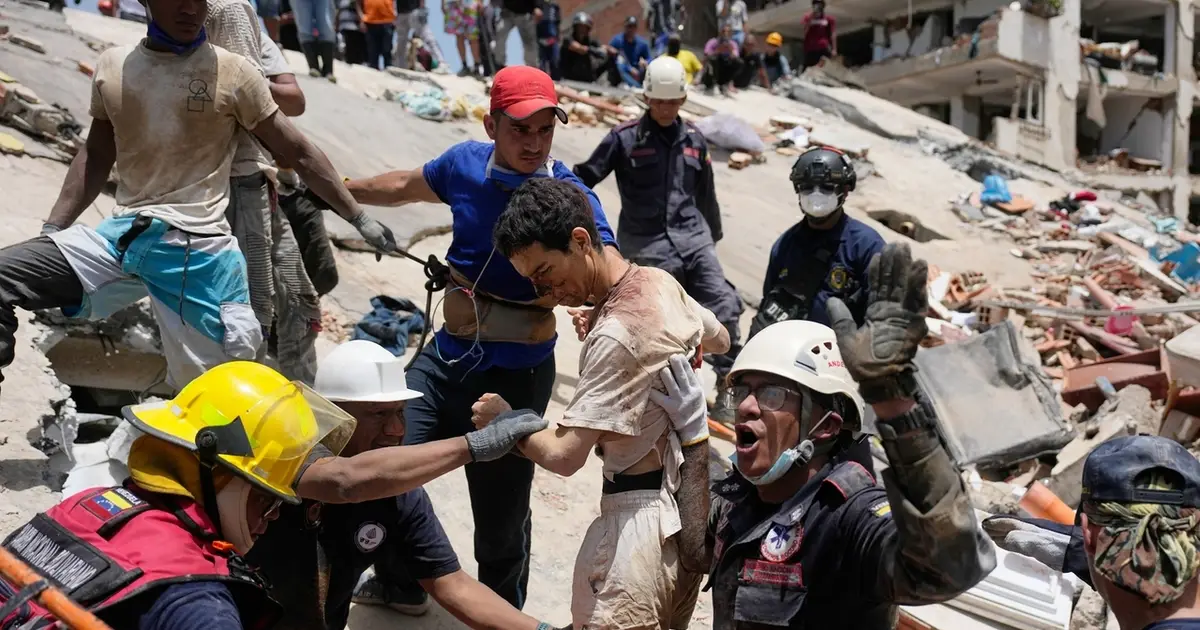 As survivors are pulled from rubble of Venezuela earthquakes , relatives of missing hold out hope