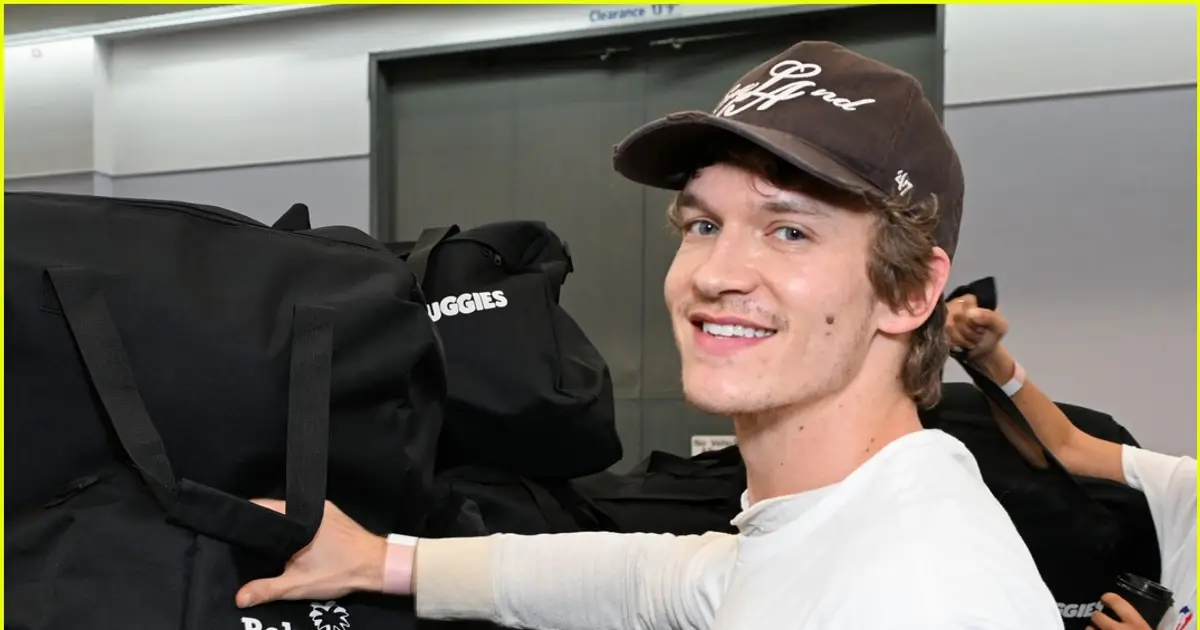 Connor Storrie , Lizzo , & More Stars Volunteer at Baby2Baby & NBA Cares Event : Photo 5281254 | Connor Storrie , Giannis Antetokounmpo , Jenna Dewan , Julie Bowen , Kelly Rowland , Lizzo , Molly Sims , Taylour Paige Photos