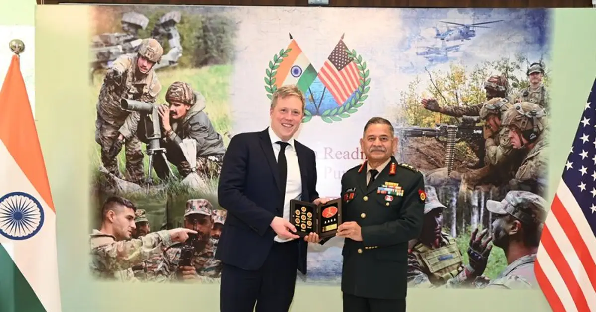 India , US discuss strengthening defence cooperation , military - to - military engagement