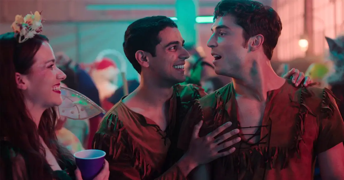 Benito Skinner Teases ‘Overcompensating’ Season 2 Has “A Maturity To It” & “Feels More Queer” As Benny Ventures Out Of The Closet
