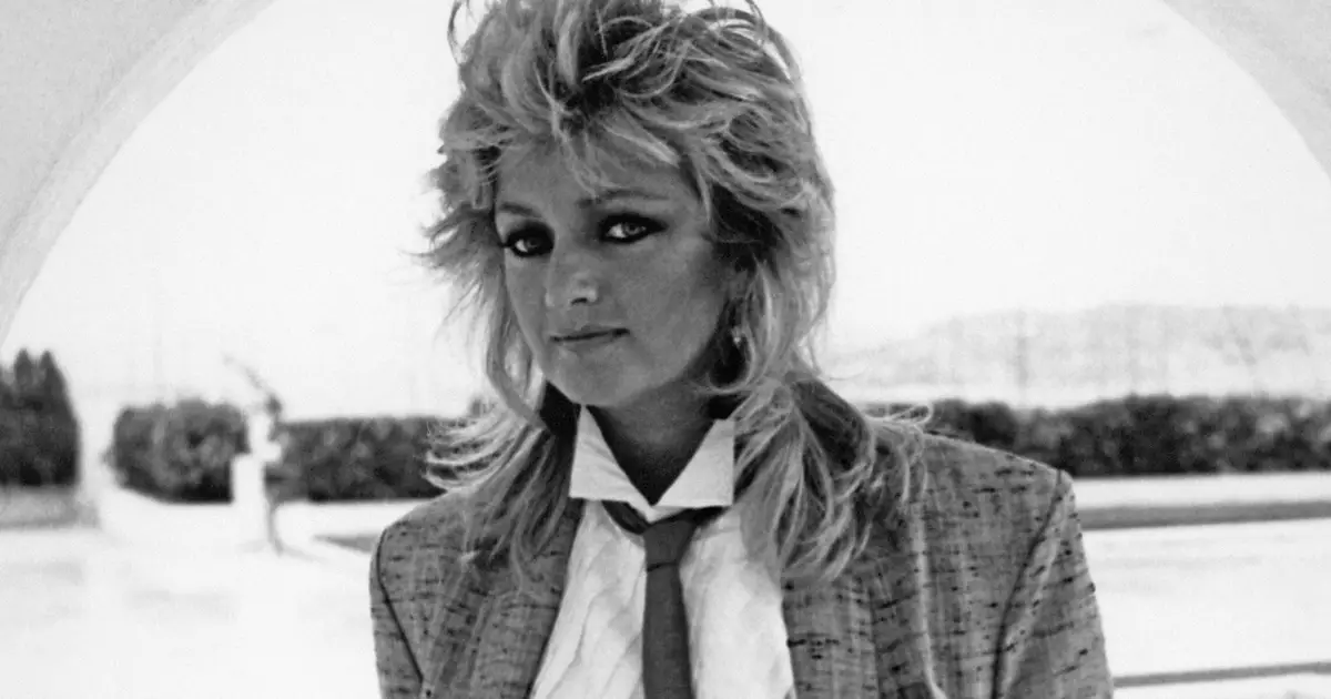 Bonnie Tyler Tributes: Kevin Bacon, Johnny Knoxville & Rod Stewart Remember “One Of The Greatest Voices Of Rock”