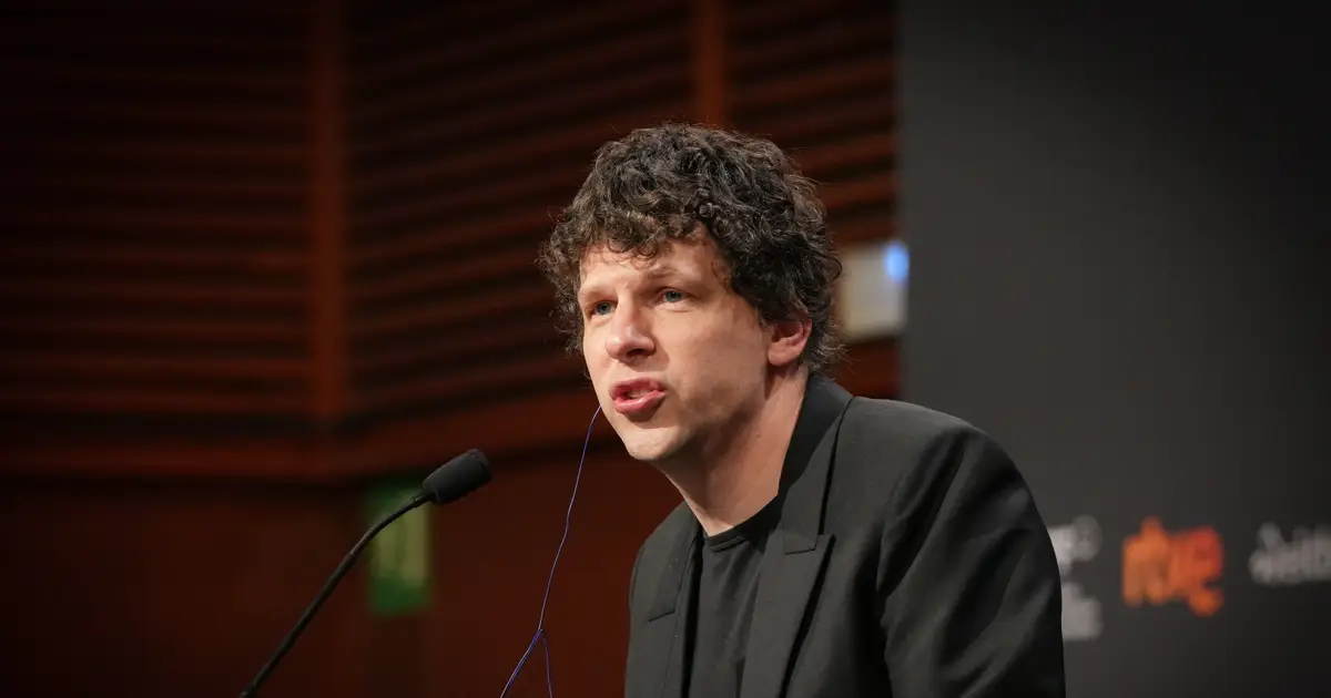Jesse Eisenberg Talks Writing ‘The Debut’ Specifically For His “Favorite Actor And Actress” Julianne Moore & Paul Giamatti — San Sebastián