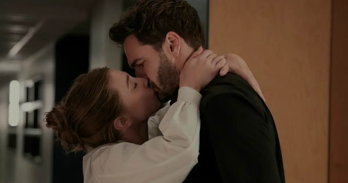 ‘The Love Hypothesis’ Director Claire Scanlon Talks “Pressure” Of Chapter 16 Scene, “Dynamic” Captured With First Kiss & More
