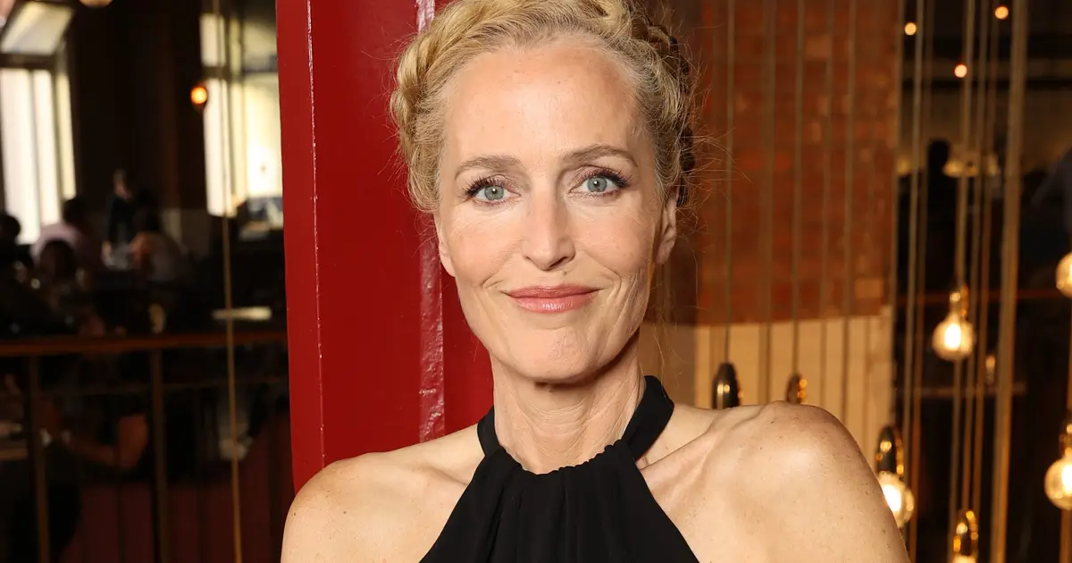 Gillian Anderson Explains Confrontation With “Distracting” Superfans Who Sat In Front Row Of West End Show: “We Can All See You”