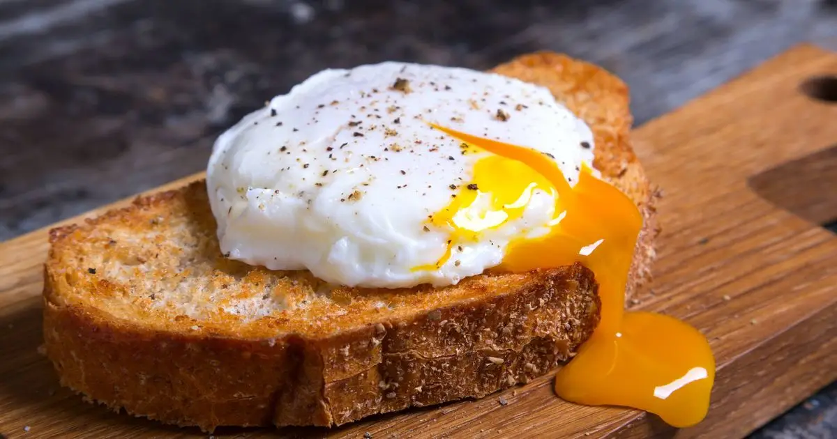 Simple method to poach egg without saucepan takes under a minute