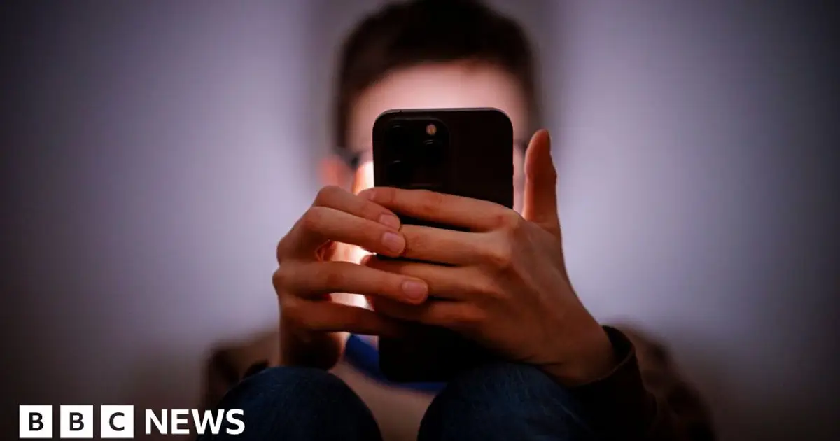 Starmer tells Apple and Google to ban nude images on children's phones