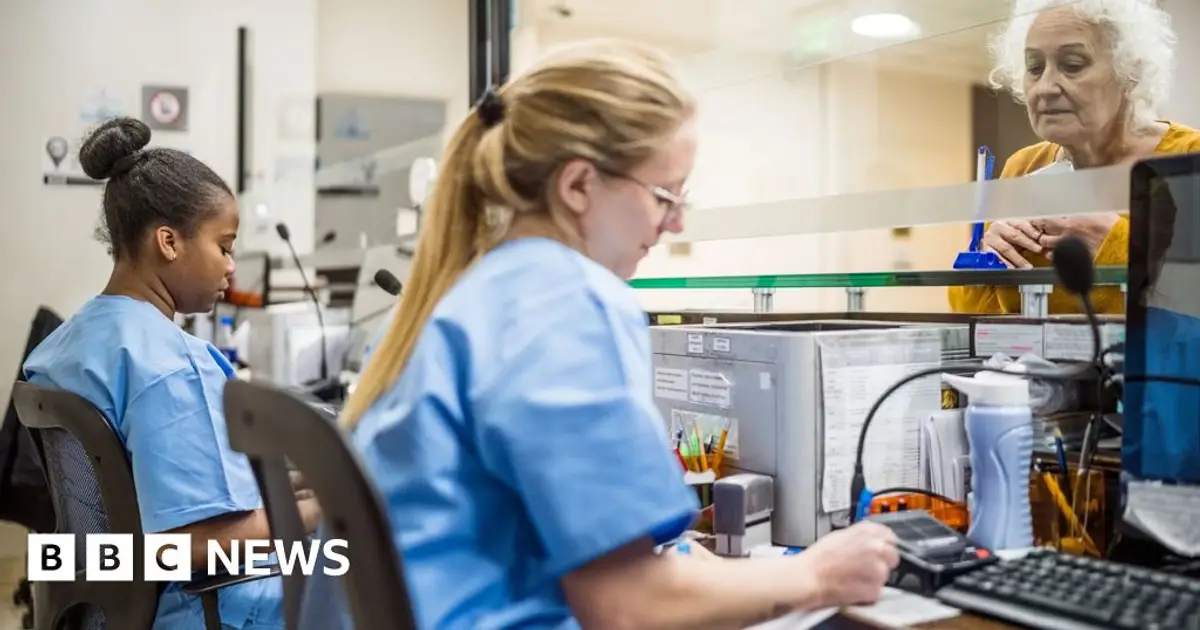 NHS staff should be banned from wearing pro-Palestinian badges, report recommends