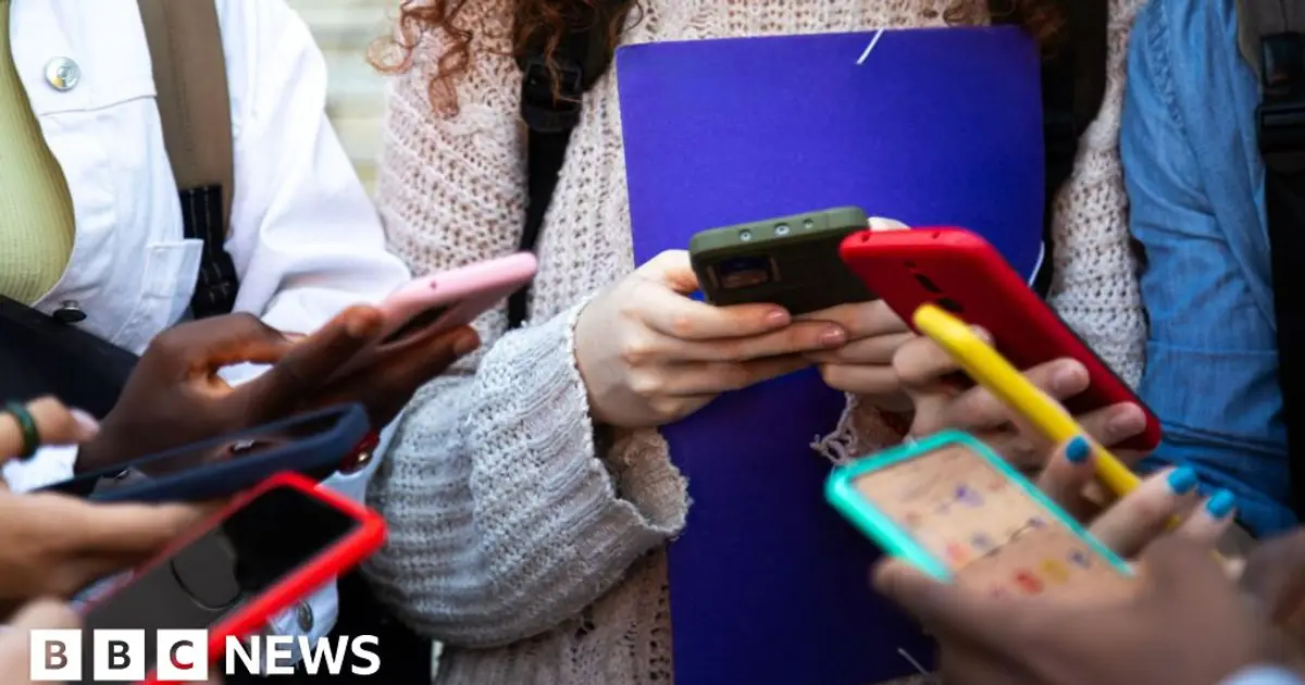 Starmer set to ban under-16s from major social media platforms
