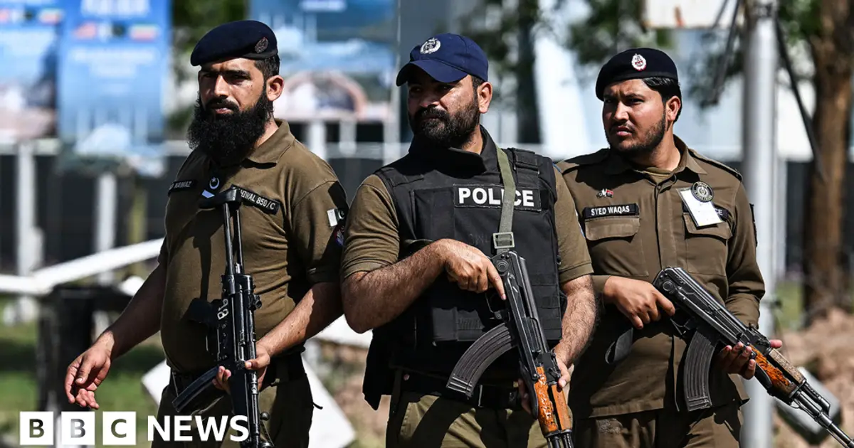 US and Iran in blockade standoff as Pakistan pushes for talks