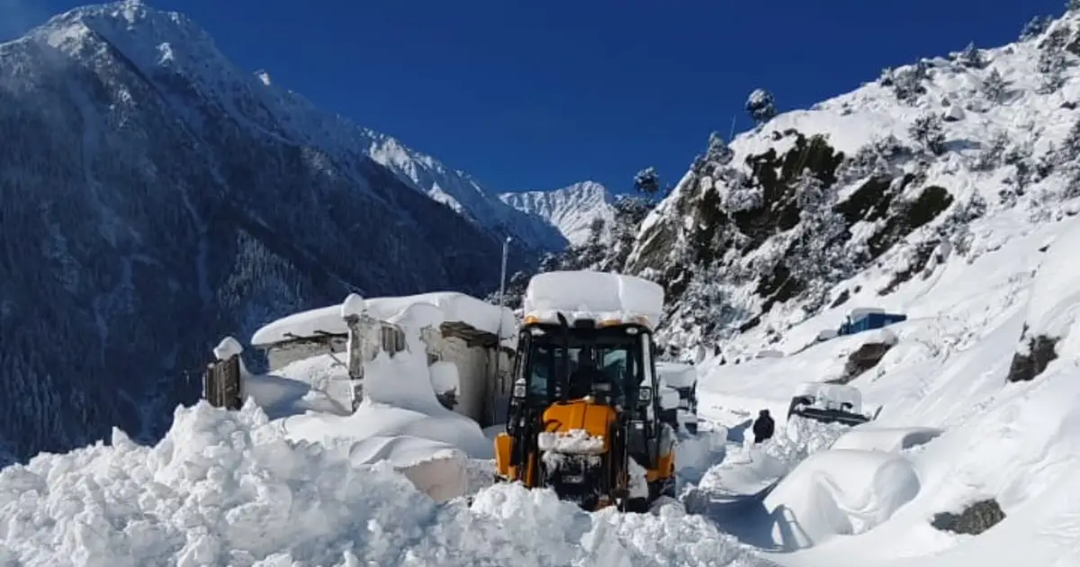 Race against nature : BRO clears 5 feet of snow in 72 hours to reopen vital Kishtwar - Sansari lifeline at 8 , 700 feet