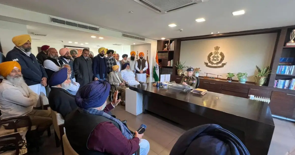 Sukhbir Badal offers himself for arrest amid SAD worker protest outside Punjab Police HQ | Chandigarh News