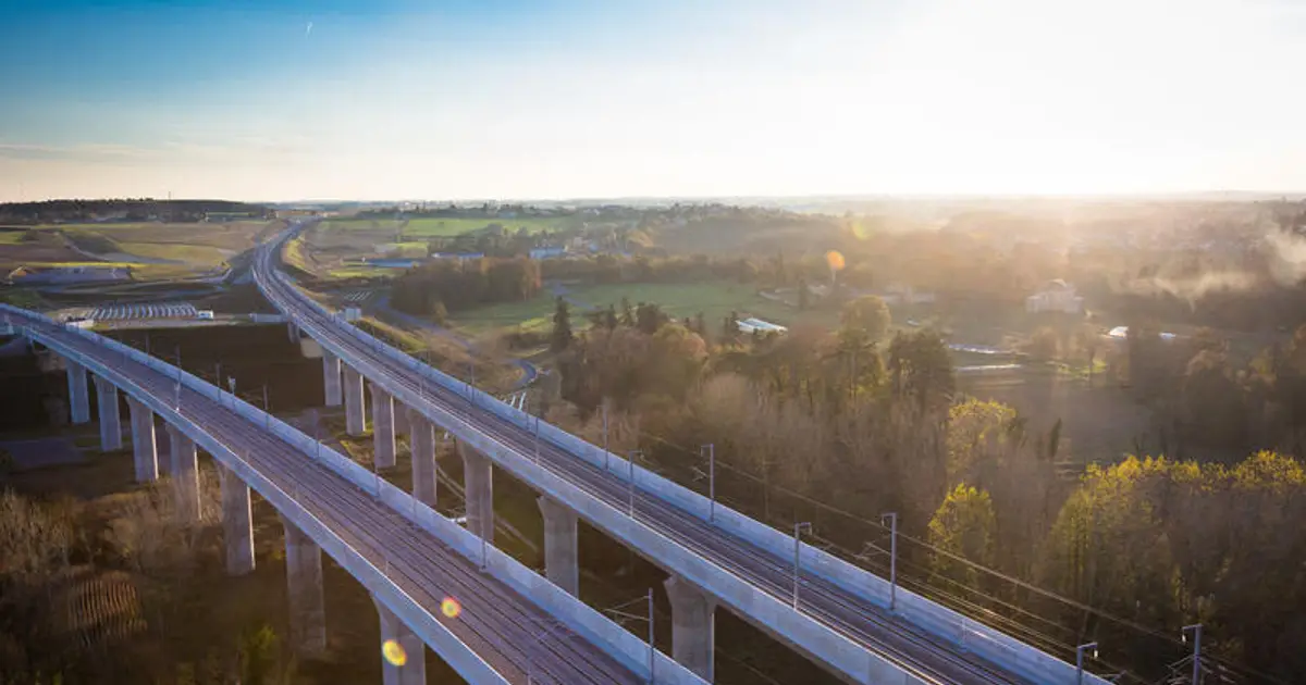 This fund manager tunes out AI hype to flag the infrastructure stocks to buy now. Think roads, water and telecom towers.