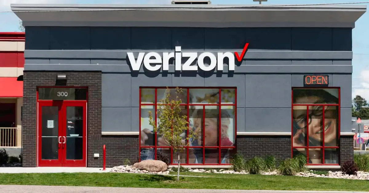 As AT&T, Verizon and T-Mobile shares fall, Wall Street assesses the growing SpaceX threat