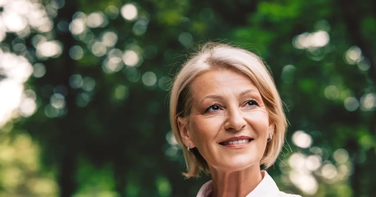 My girlfriend is 62. Can she claim her late husband’s full Social Security benefit — or does she have to wait?