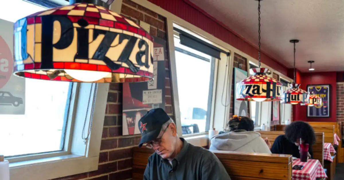 Pizza Hut to Shut Down 250 Underperforming U . S . Locations