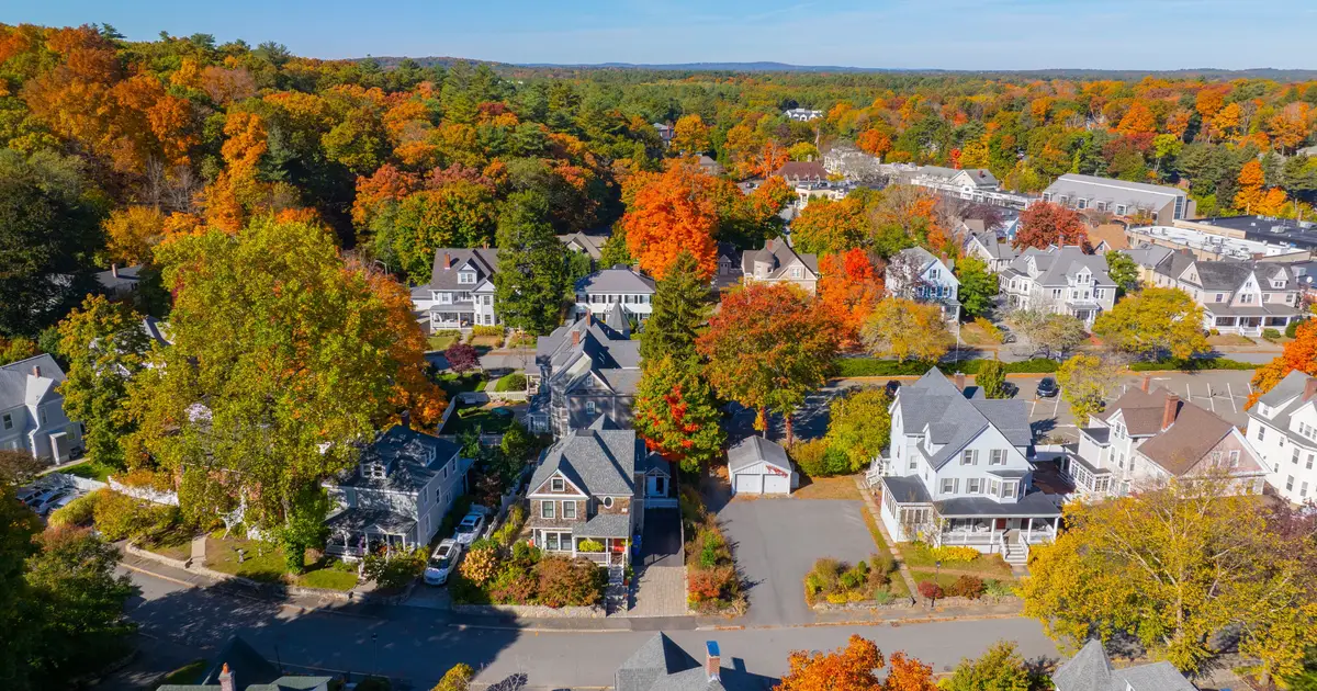The top 10 wealthiest US suburbs have average incomes as high as $612K, but experts warn they're magnets for crime