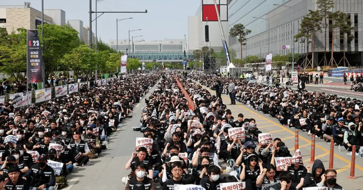 Samsung Electronics' shares jump after tentative wage deal suspends strike