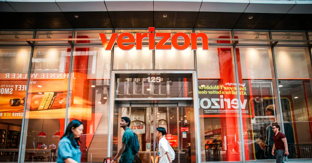 AT&T stands to gain as Verizon loses a customer related battle