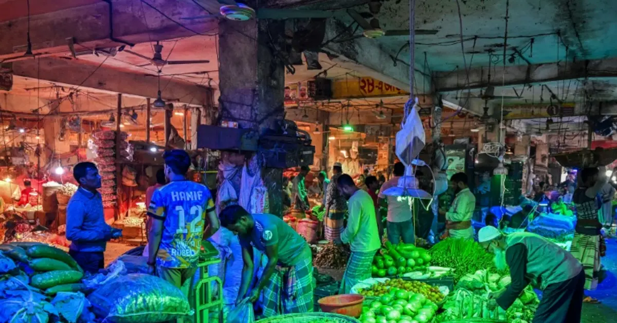 Mired in economic trouble , Bangladesh pins hopes on election boost