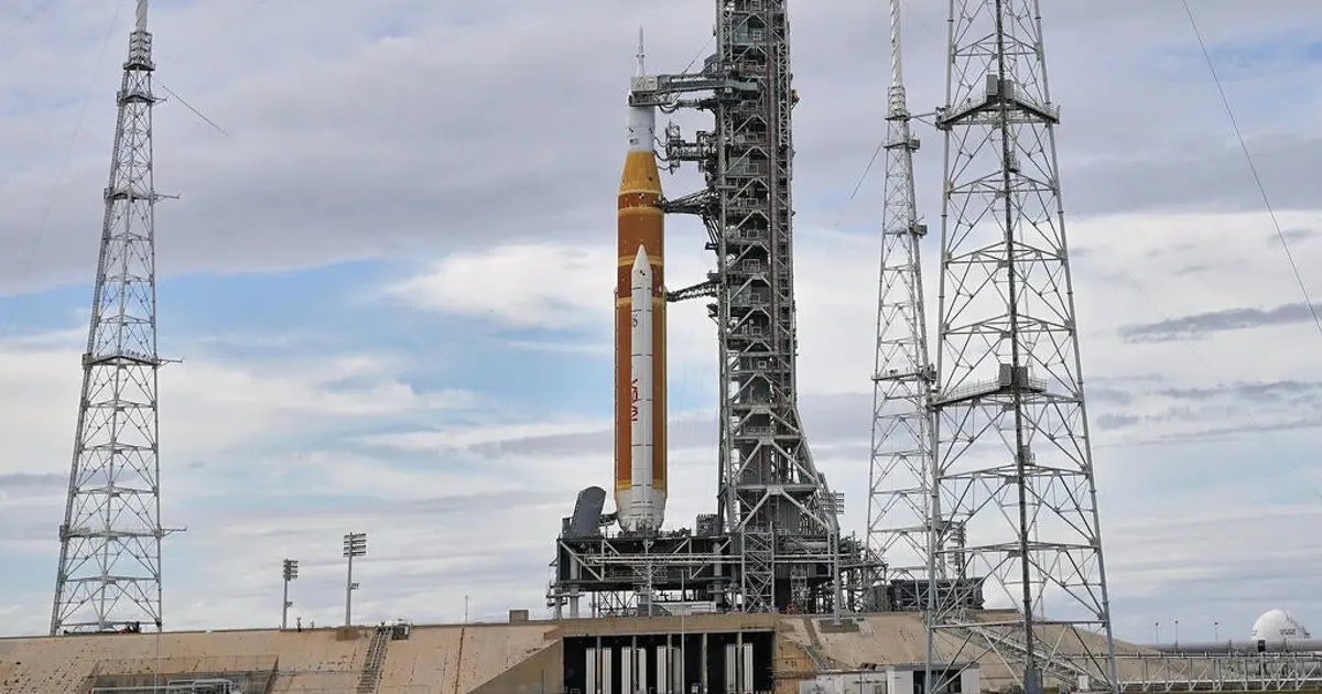 NASA fueling test for moon rocket runs into trouble with hydrogen leak