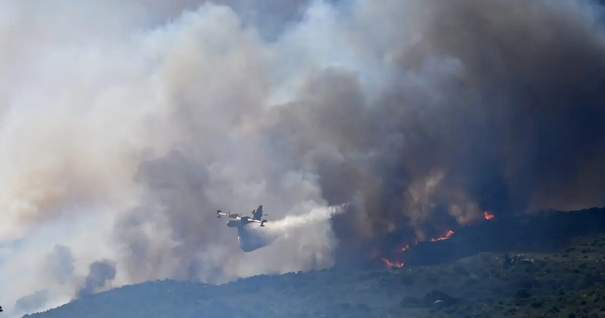 Thousands flee raging wildfires in southern Europe