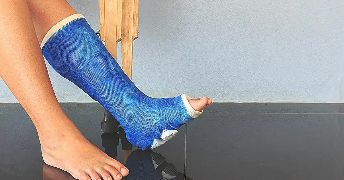 Extra antibiotic doesn't reduce infection risk during surgery to fix complex fractures, trial finds