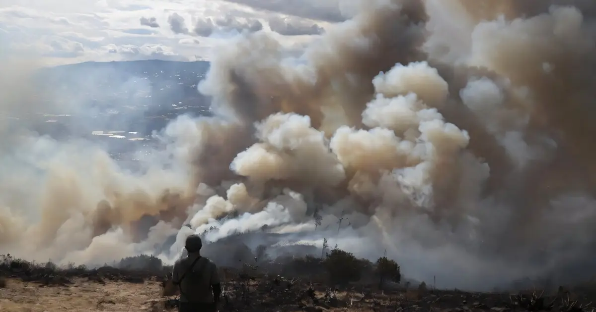 Forest fire threatens tourist town in Colombian Andes