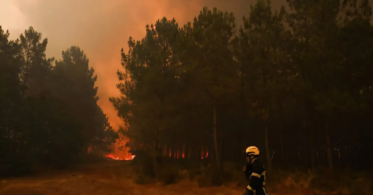 Thousands flee wildfires in southern Europe