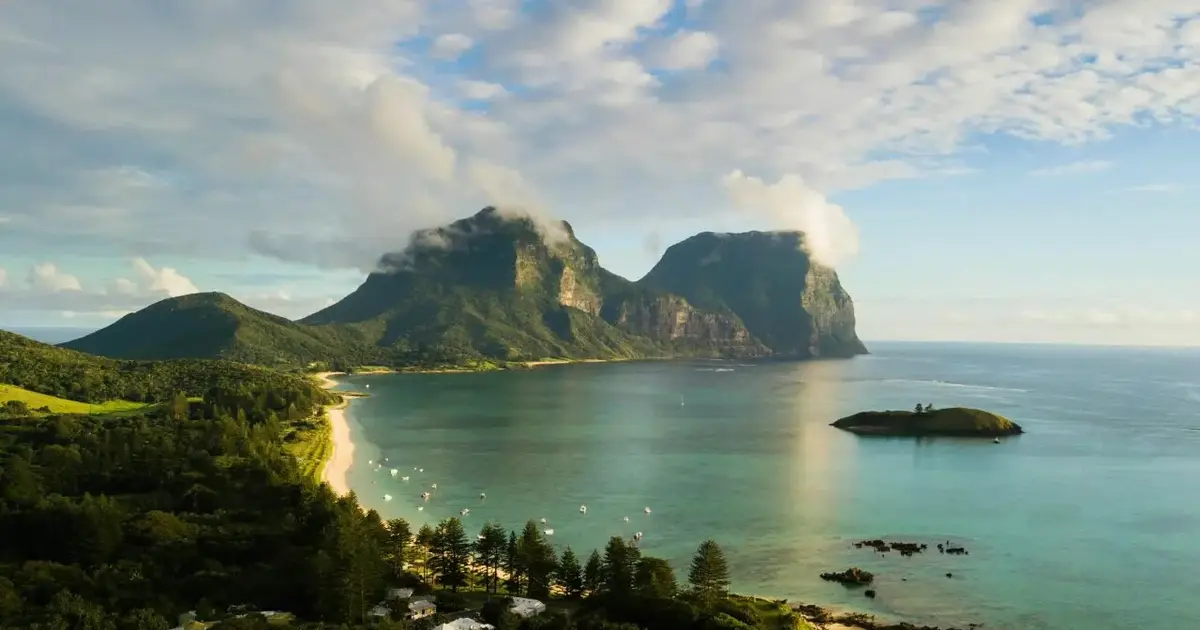 How one plume of hot rock built two volcano chains off Australia's coast