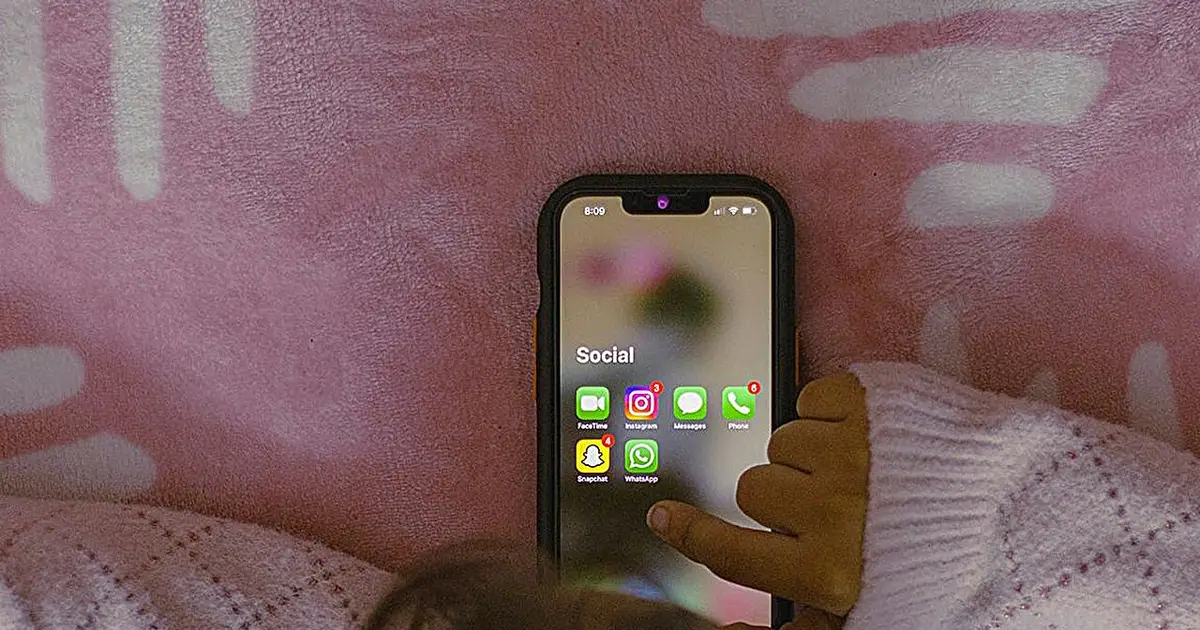 Kids who own cellphones have poorer reading comprehension scores than those who don't, researchers find