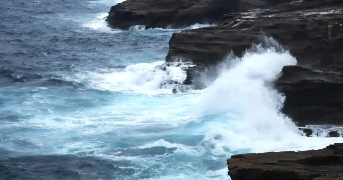 Hurricane Lowell lashes Hawaii's western islands