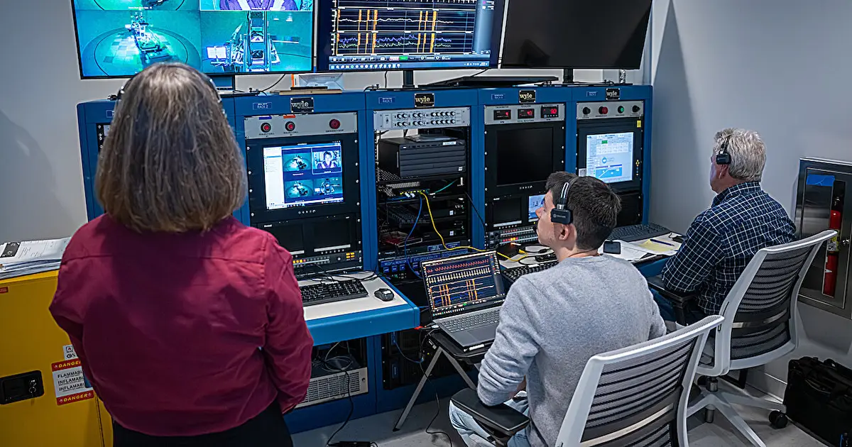 Reduced gravity pushes people toward simpler movement patterns, experiments suggest