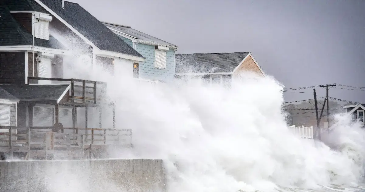Powerful storm pummels Northeast US with rain, high winds