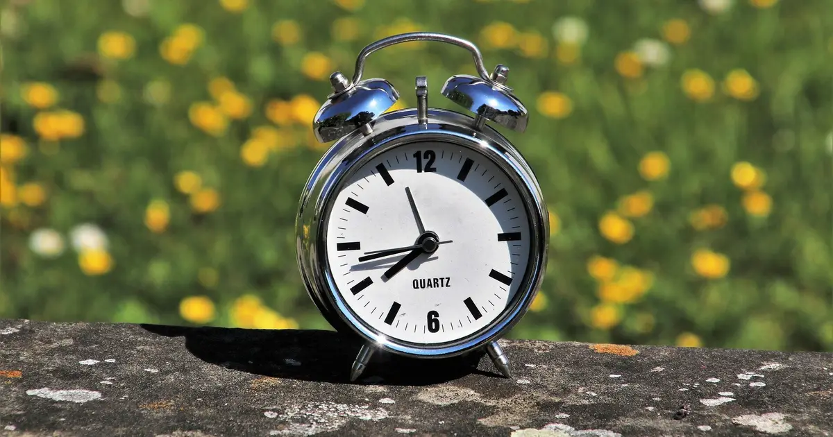 Daylight saving time may leave a surprising trace in the eye's smallest blood vessels each spring
