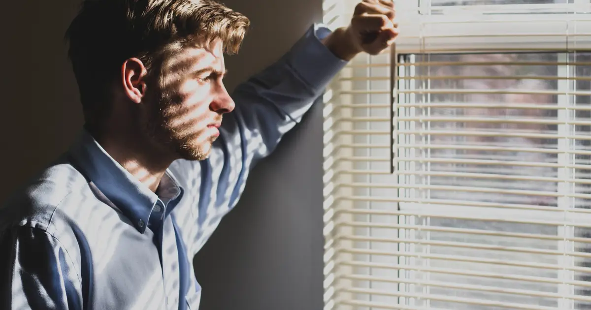 Depressive mood may sharpen self-judgment but blur social cues, analysis finds