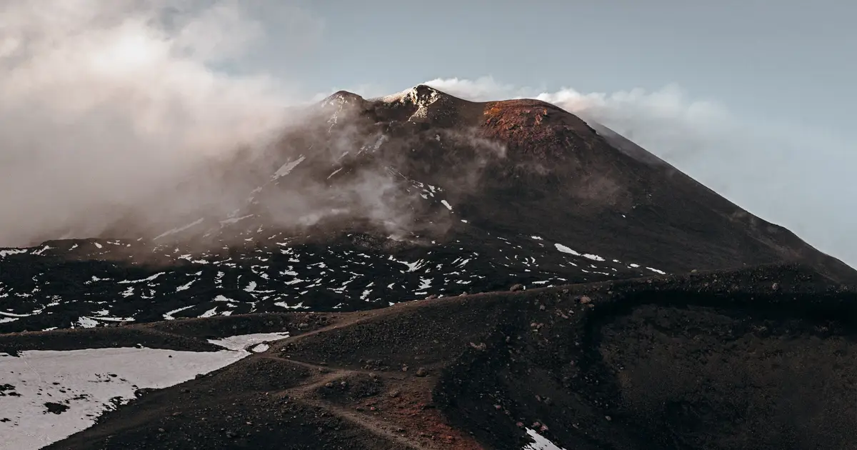Mount Etna eruptions reveal carbon dioxide and water can trigger separate explosive paths