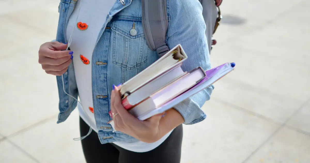 AI use mirrors student schedules in study of 77,000 online learners
