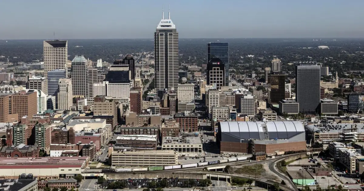 About 2% of natural gas supplied to a Midwest city leaks into the atmosphere