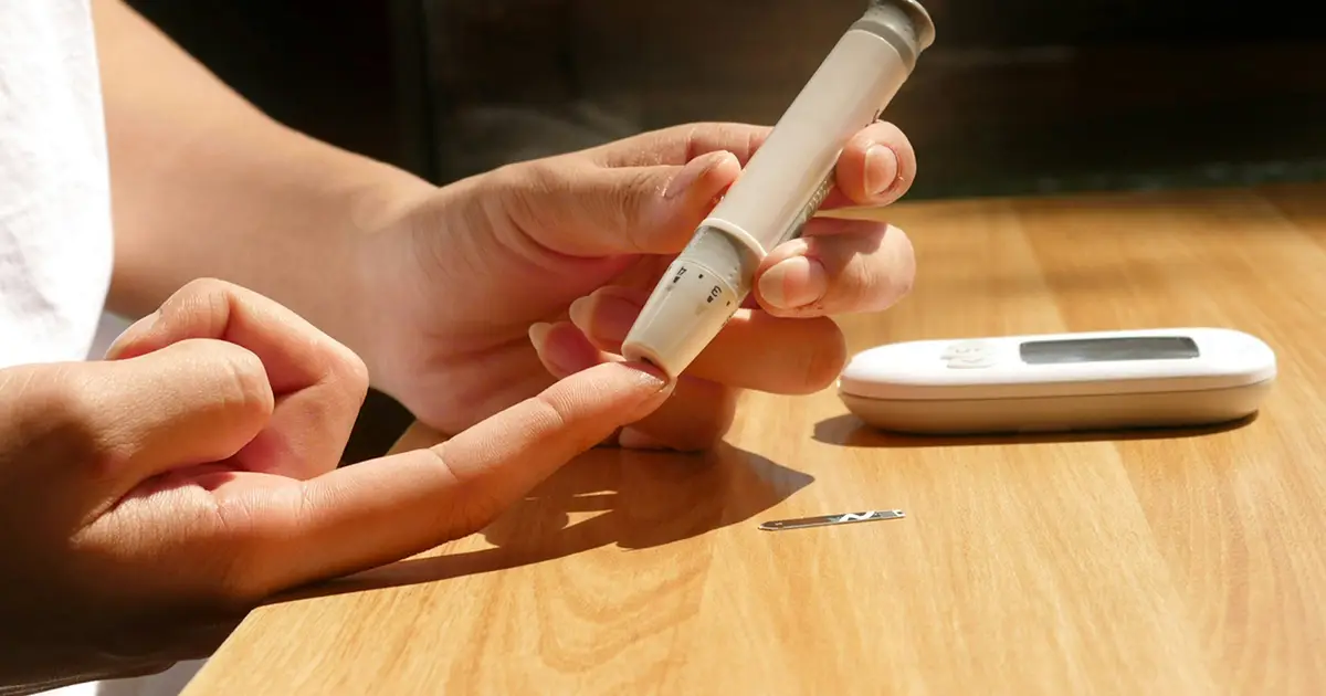 Continuous glucose monitoring reveals trade-off between glucose control and daily well-being