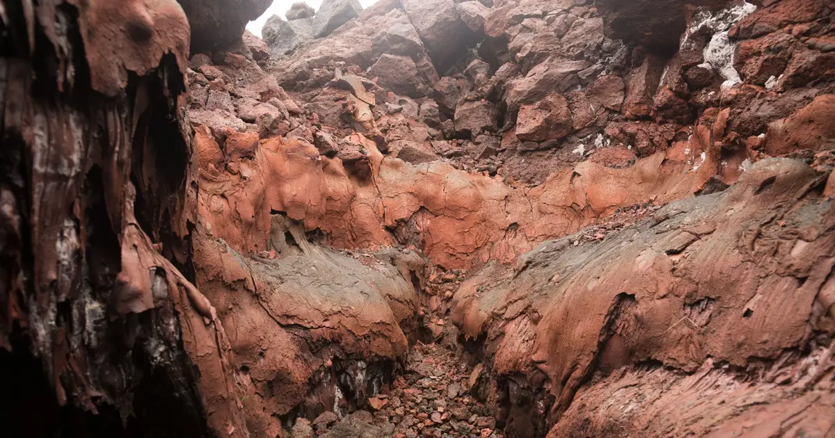 Physics-informed AI improves predictions of how critical minerals move through rock