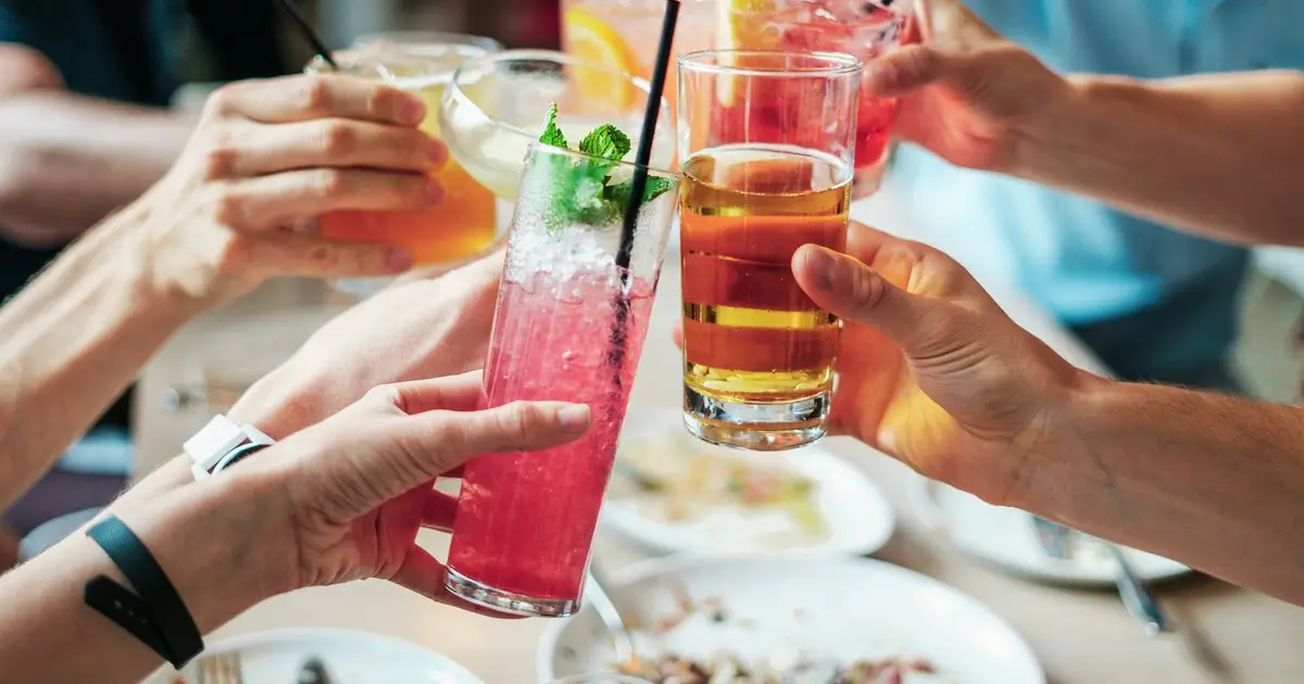 New study attempts to reconcile conflicting findings on benefits vs. risks of alcohol consumption