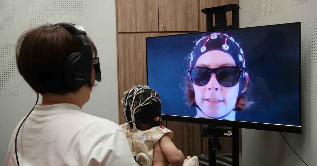 Eye contact helps infants 'tune in' to speaker's brainwaves and learn language