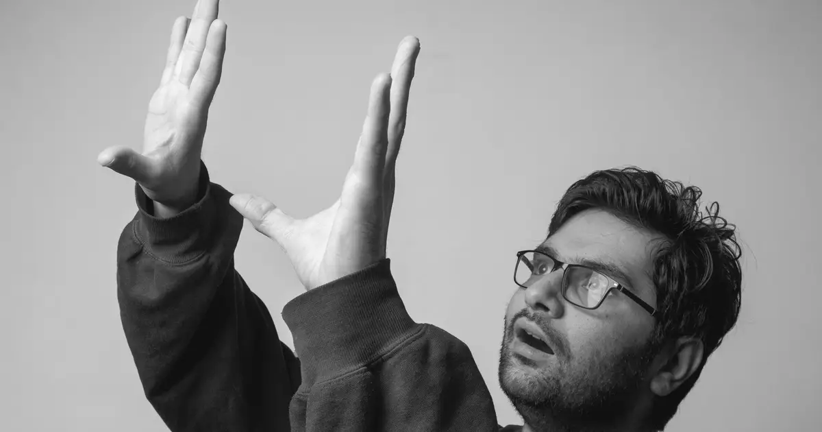 Gestures influence the way our brains process grammar