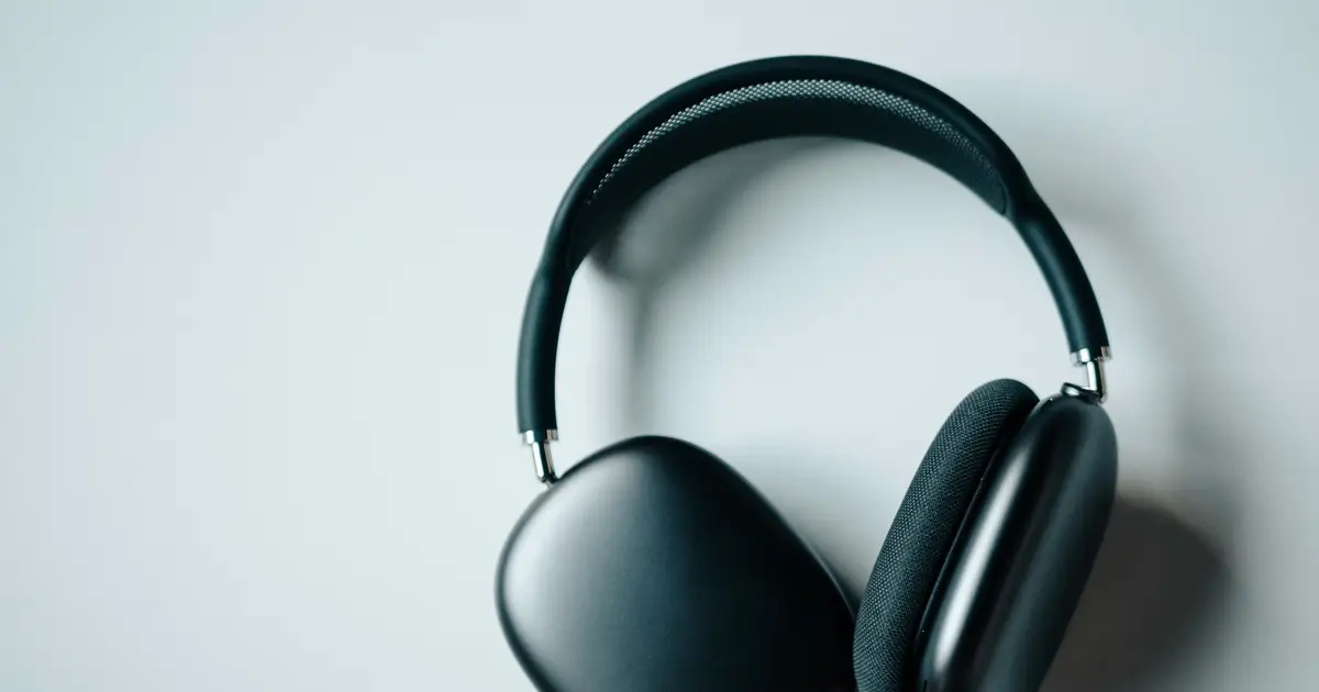 Wearing headphones during surgery may reduce nausea and vomiting afterward